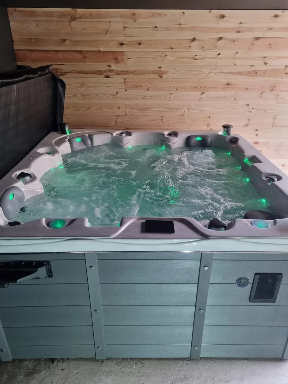 Installation d'un spa Ottawa à Seltz, dans un abri en bois, éclairage LED