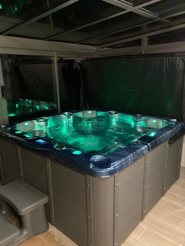 Installation d'un spa Ottawa à Septeuil, sous abri, cuve bleu Océan
