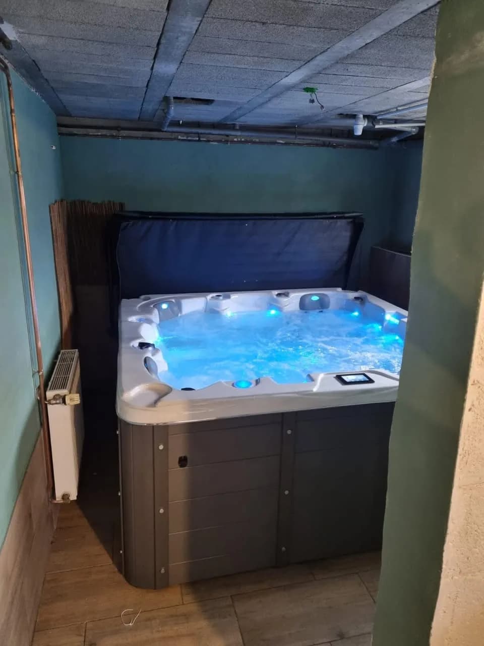 Installation d'un spa Ottawa à Soultz-Haut-Rhin, dans une pièce intérieure, éclairage LED