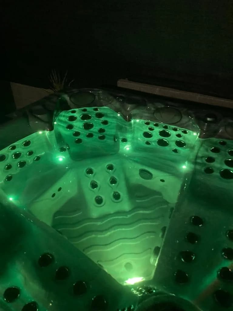 Installation d'un spa Poséidon à Alès, de nuit, éclairage LED vert