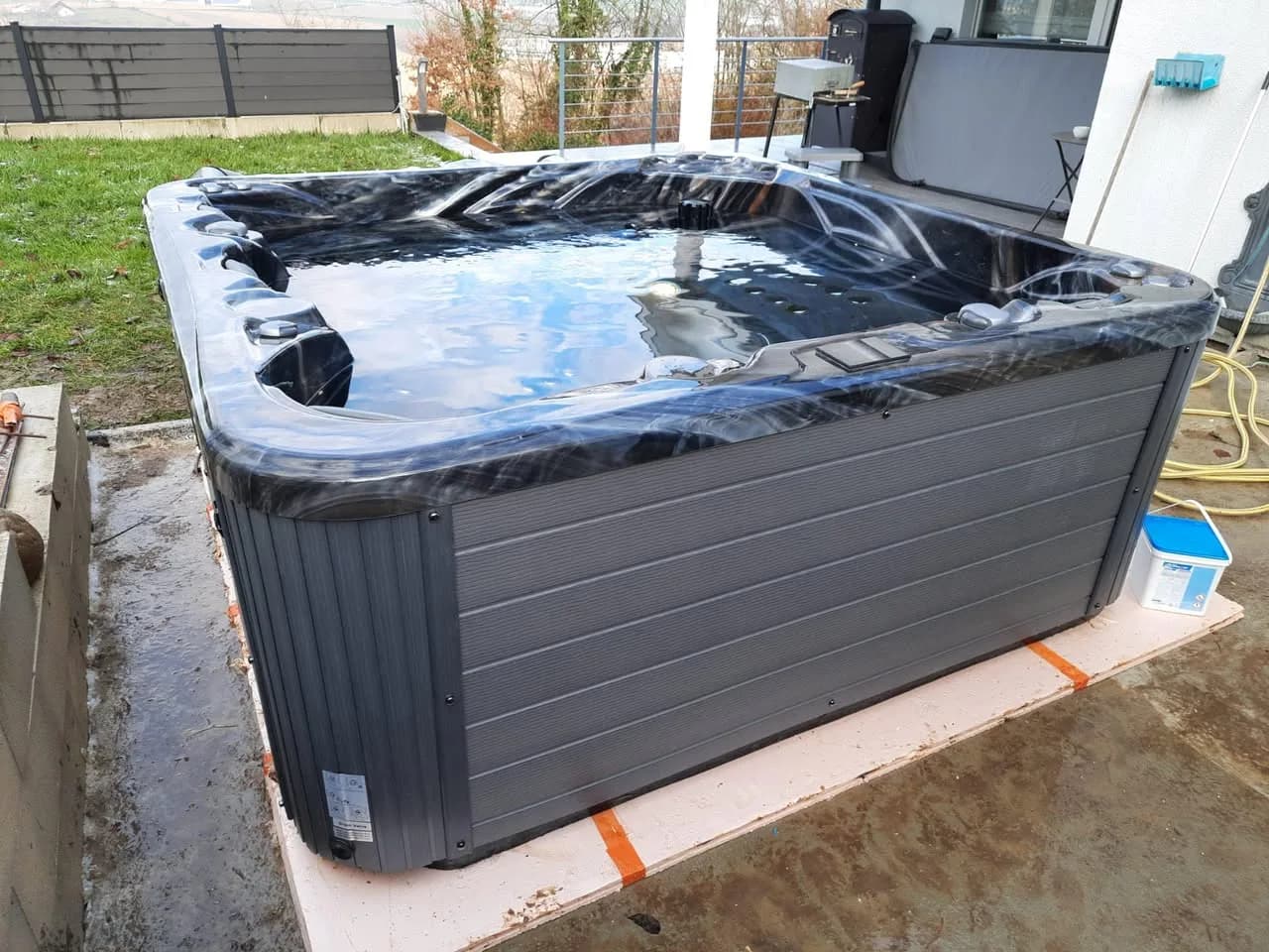 Installation d'un spa Poséidon à Altkirch, sur une dalle neuve, cuve marbrée sombre