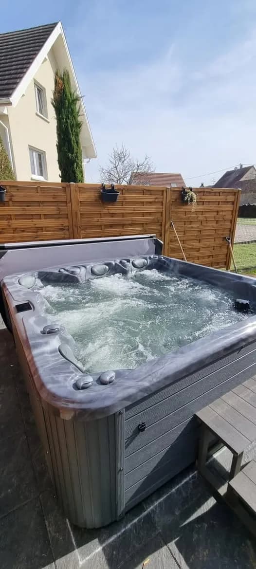 Installation d'un spa Poséidon à Bergholtz, sur une terrasse