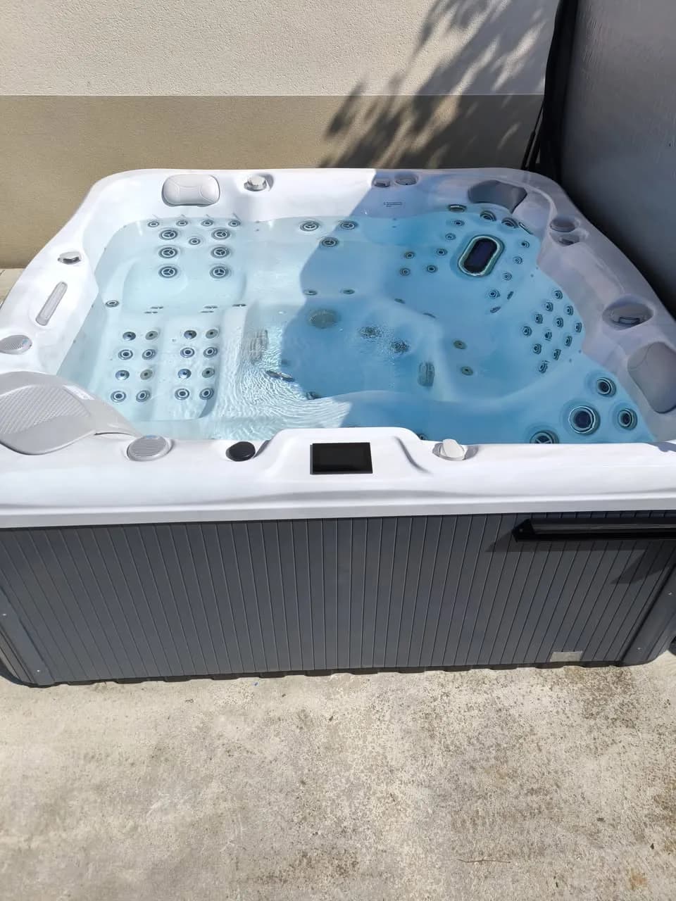 Installation d'un spa Poséidon à Carspach, sur une dalle