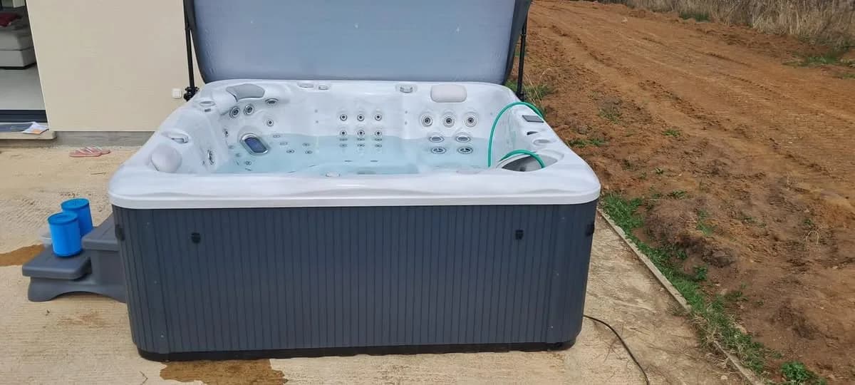 Installation d'un spa Poséidon en Moselle, sur une dalle, couverture relevée