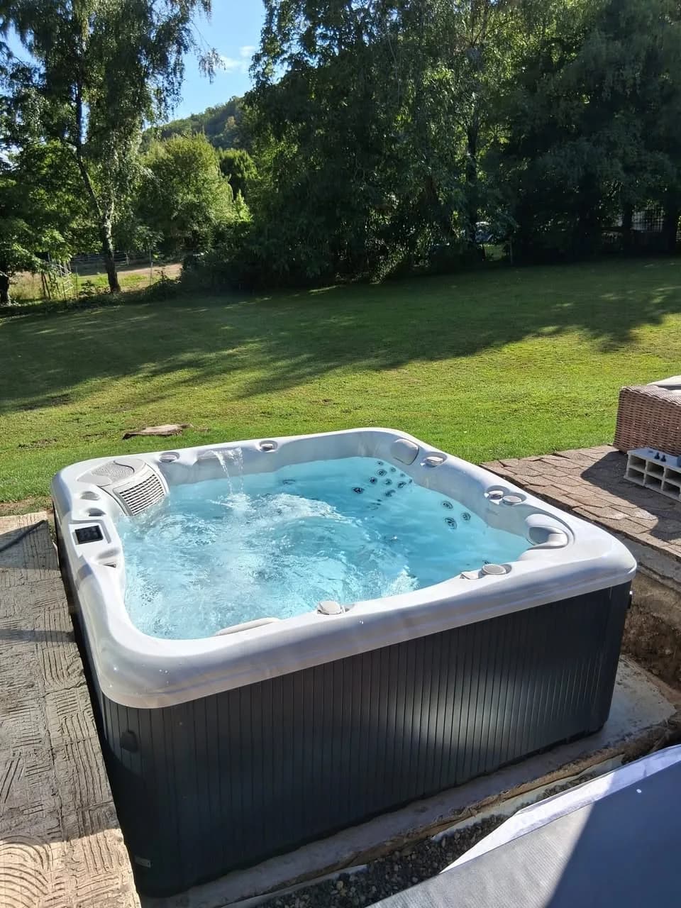 Installation d'un spa Poséidon Full option à Divonne-les-Bains, autre vue du chantier