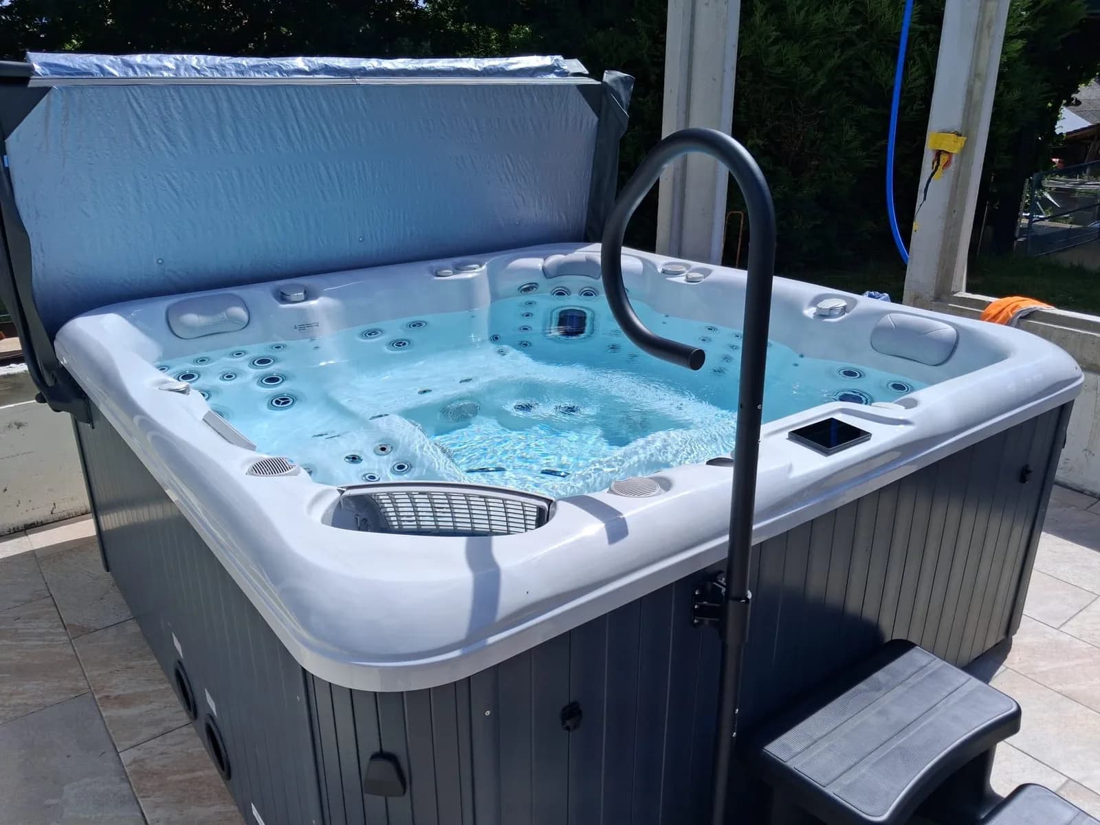 Installation d'un spa Poséidon Full option à Hausgauen, avec barre d'appui, marchepied et lève-couverture