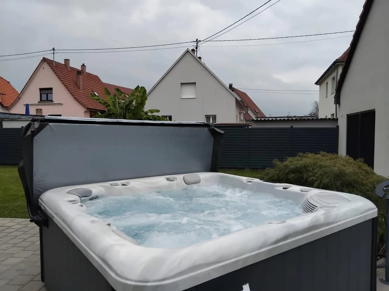 Installation d'un spa Poséidon Full option à Weyersheim, sur une cour pavée devant la maison