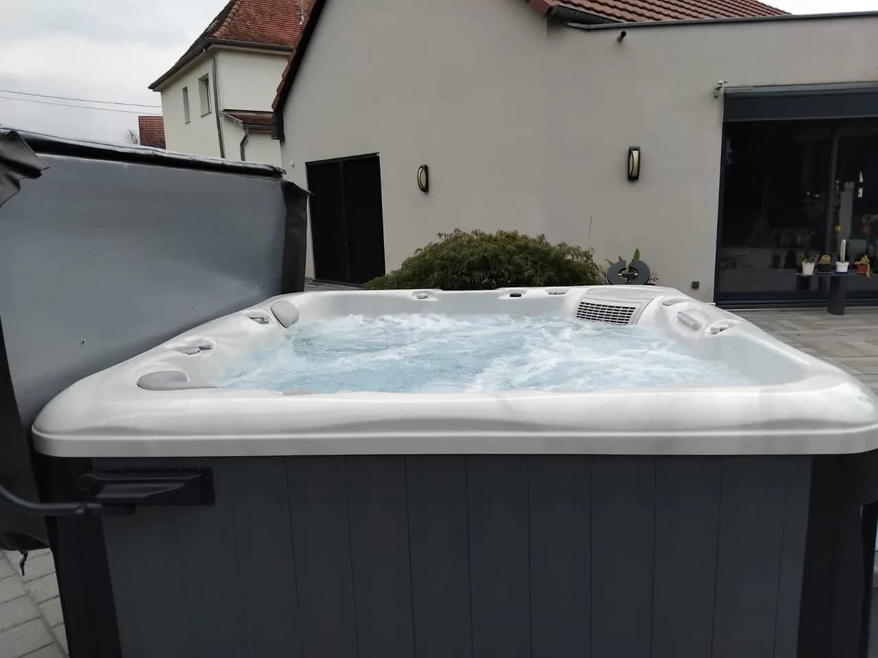 Installation d'un spa Poséidon Full option à Weyersheim, autre vue du chantier