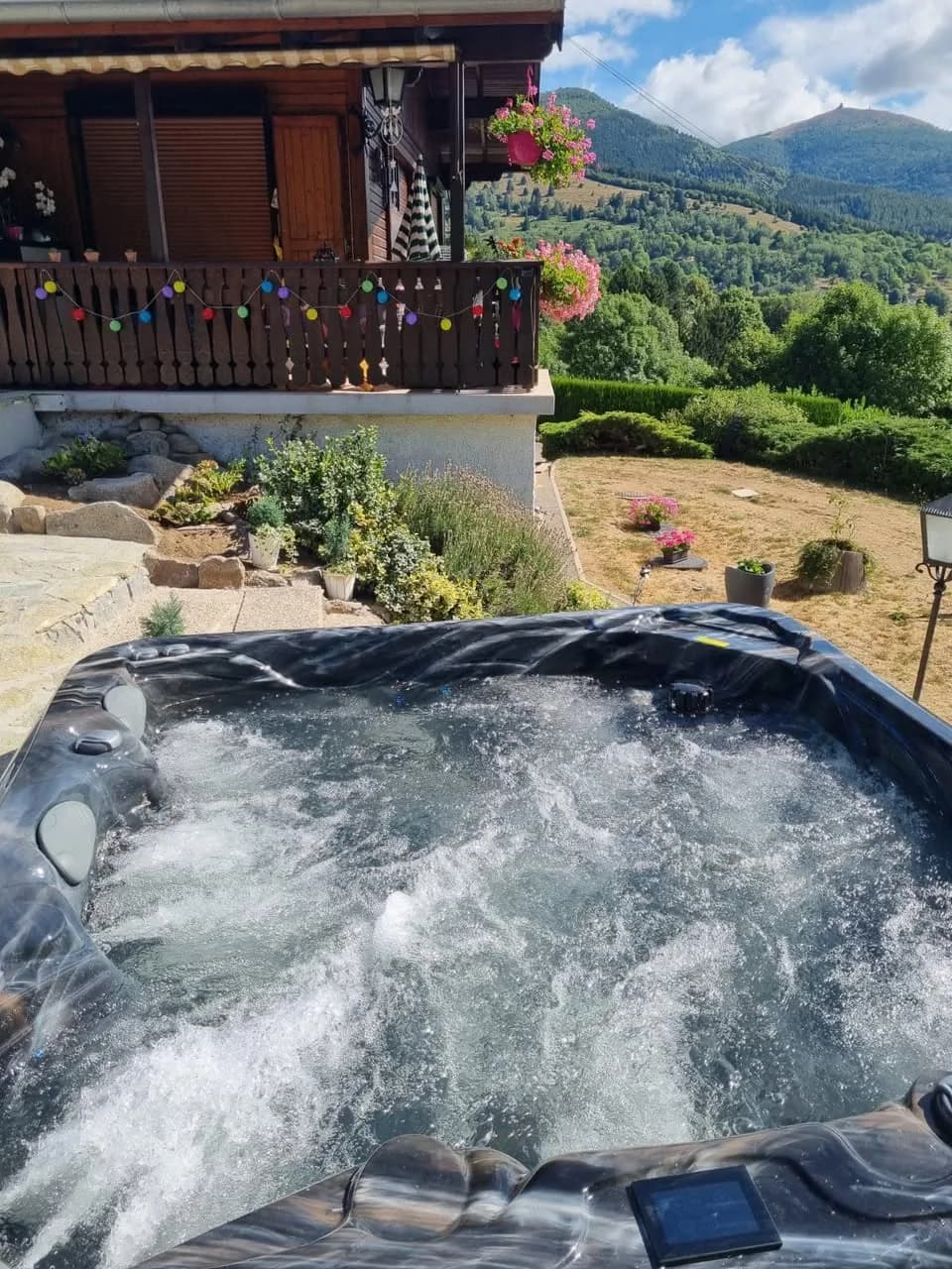 Installation d'un spa Poséidon à Geishouse, avec vue sur les montagnes