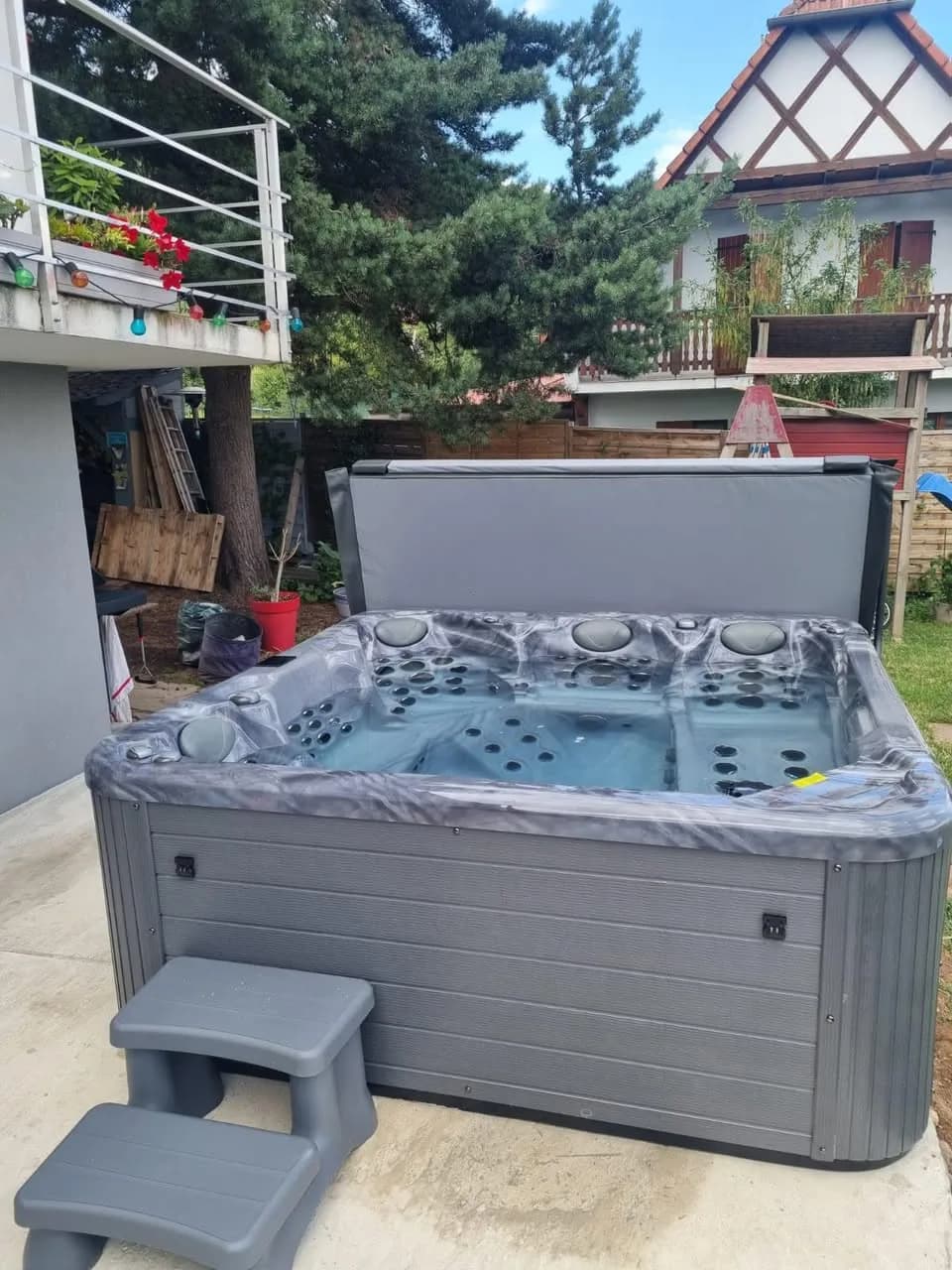 Installation d'un spa Poséidon à Grendelbruch, dans un jardin avec vue sur les collines