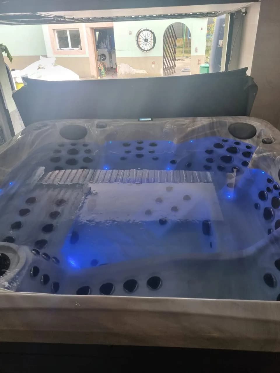 Installation d'un spa Poséidon à Kogenheim, en intérieur, éclairage LED bleu