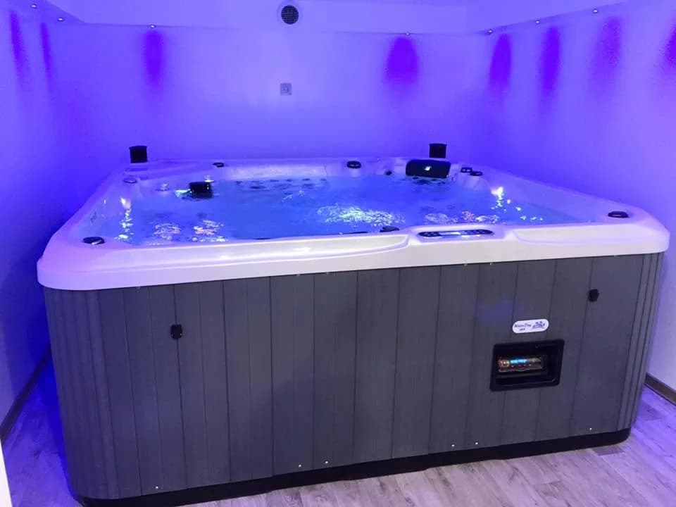 Installation d'un spa Poséidon à Pulversheim, en intérieur, éclairage LED