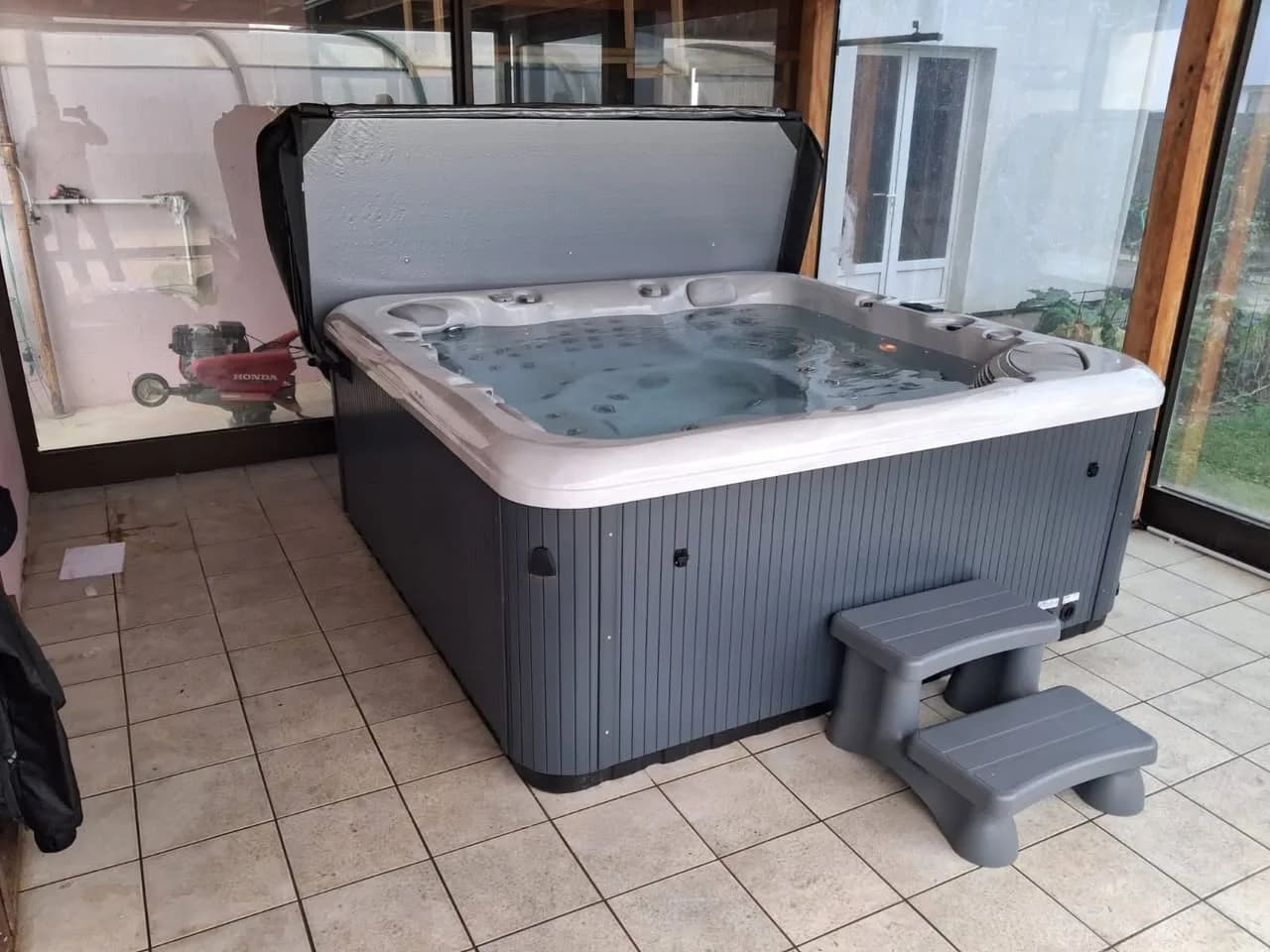 Installation d'un spa Poséidon à Rummersheim-le-Haut, dans une véranda carrelée