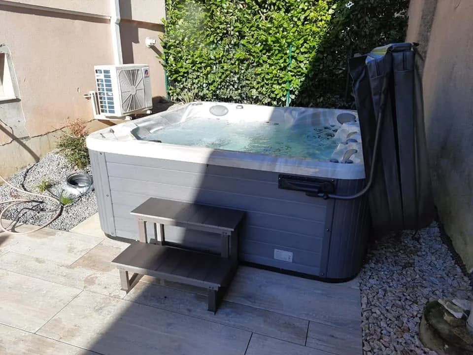 Installation d'un spa Poséidon à Schweighouse-Thann, sur une dalle, marchepied et lève-couverture