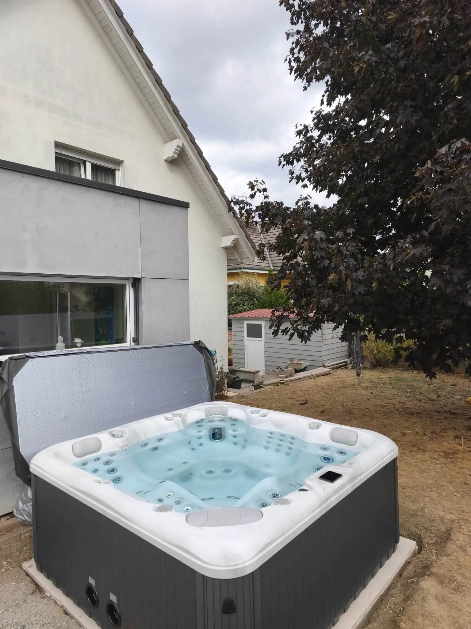 Installation d'un spa Poséidon à Sessenheim, sur une dalle au pied de la maison