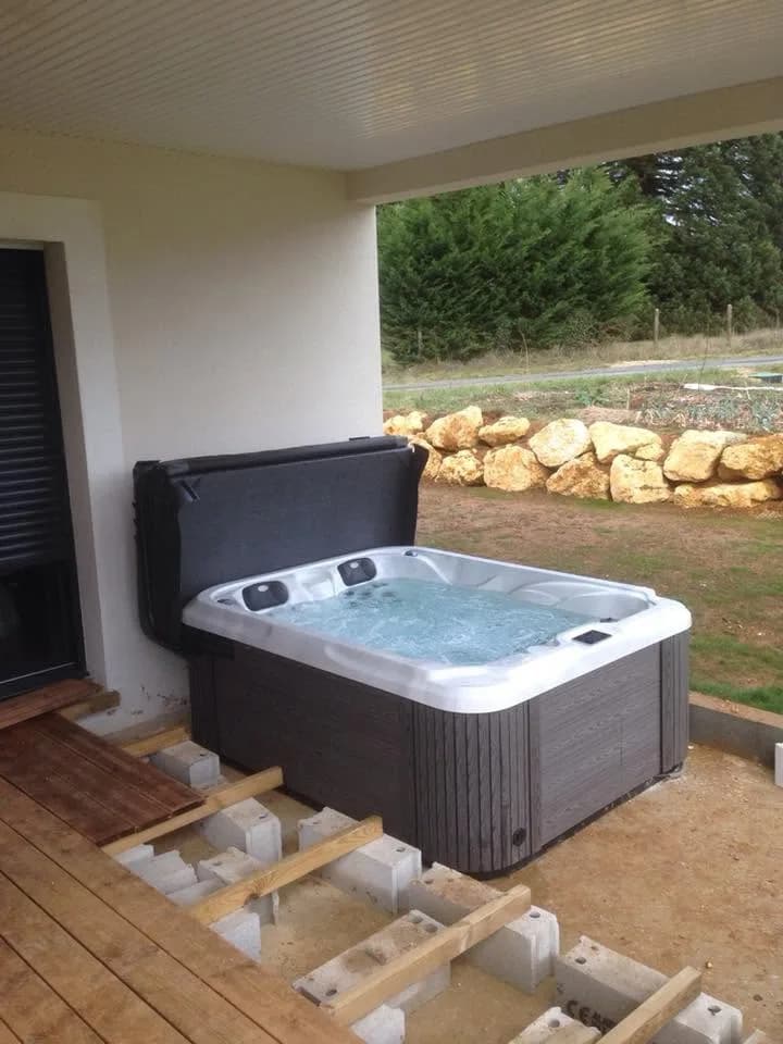 Installation d'un spa Puerla à Agen, sous une terrasse couverte, sur lambourdes
