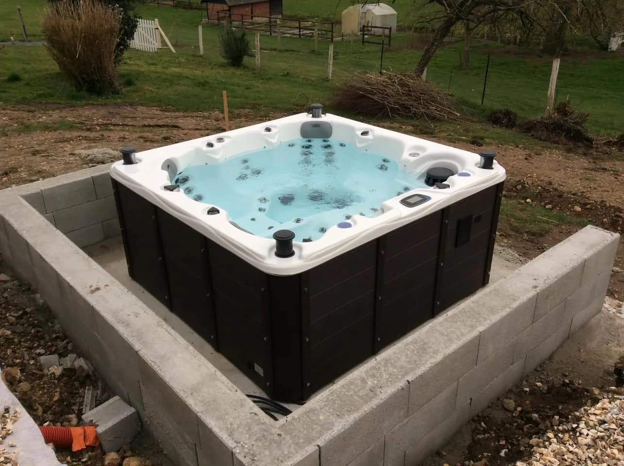 Installation d'un spa Québec à Corneville-sur-Risle, encastré dans un muret en béton