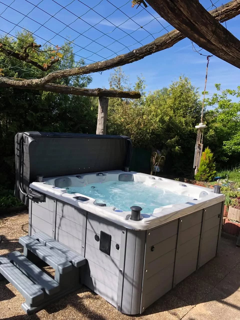Installation d'un spa Québec Full option à Chavannes-sur-l'Étang, autre vue du chantier