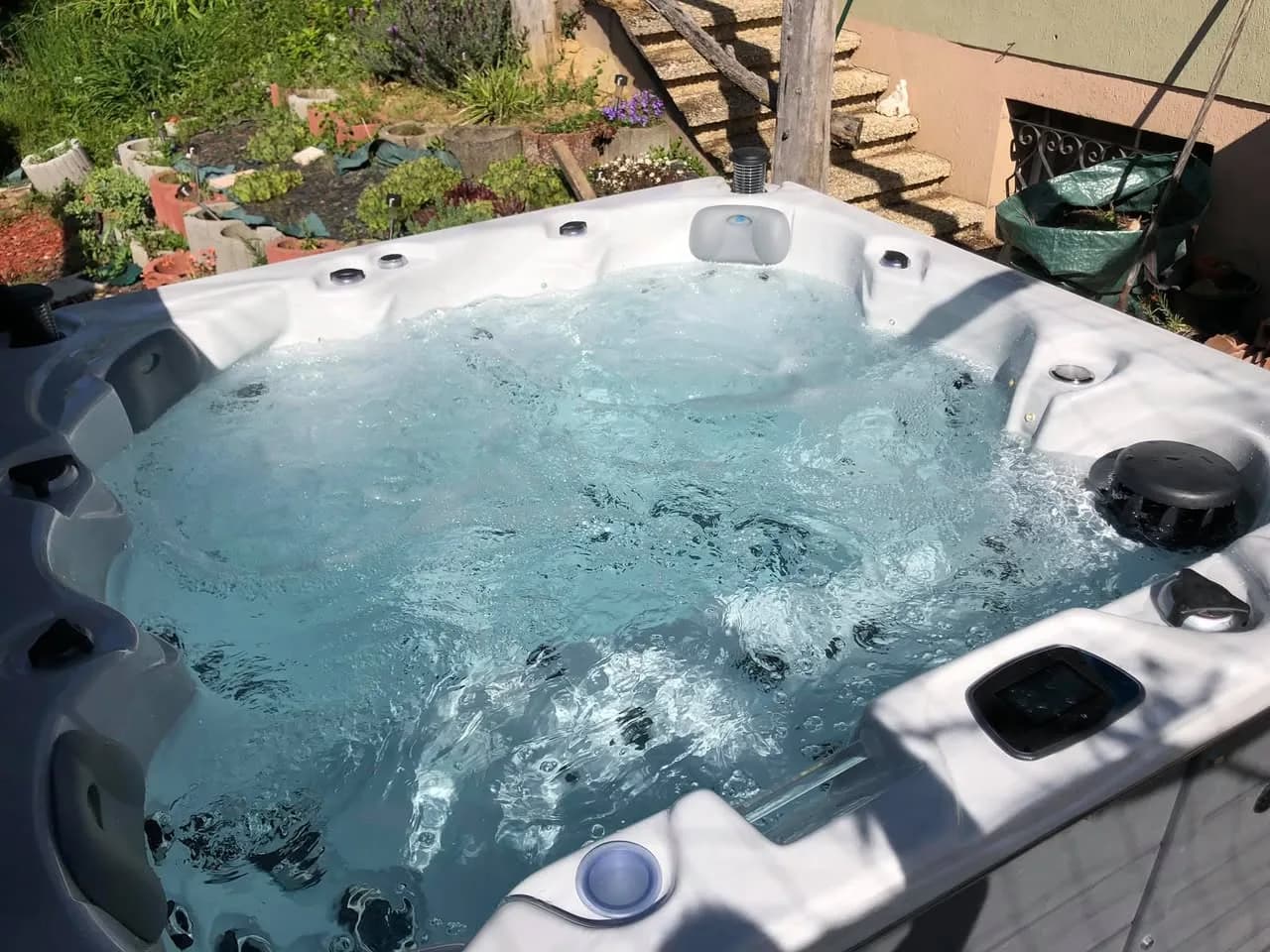 Installation d'un spa Québec Full option à Chavannes-sur-l'Étang, autre vue du chantier