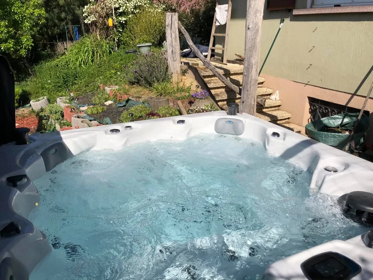 Installation d'un spa Québec Full option à Chavannes-sur-l'Étang, autre vue du chantier