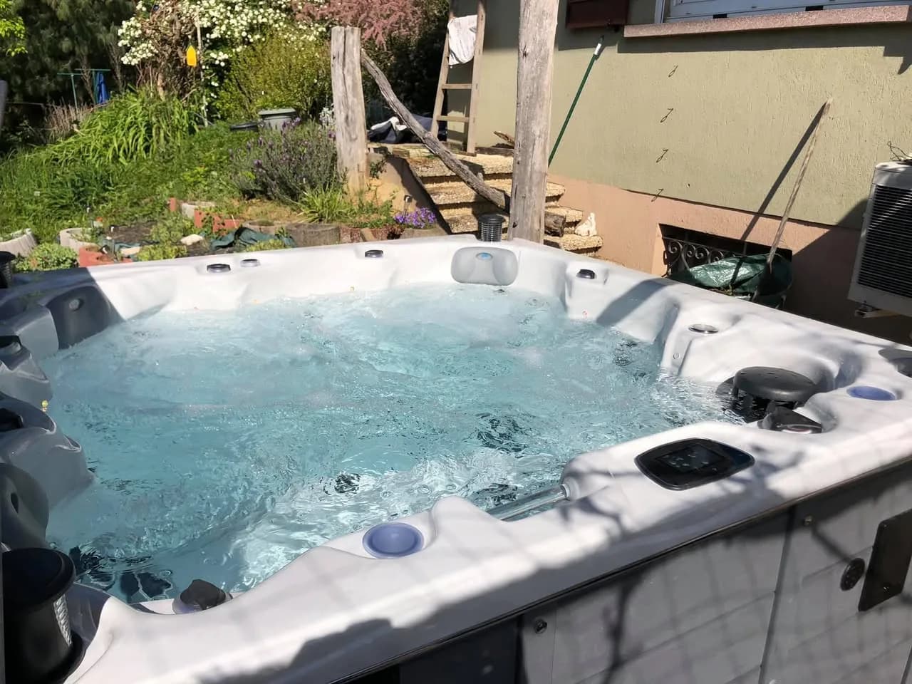 Installation d'un spa Québec Full option à Chavannes-sur-l'Étang, autre vue du chantier