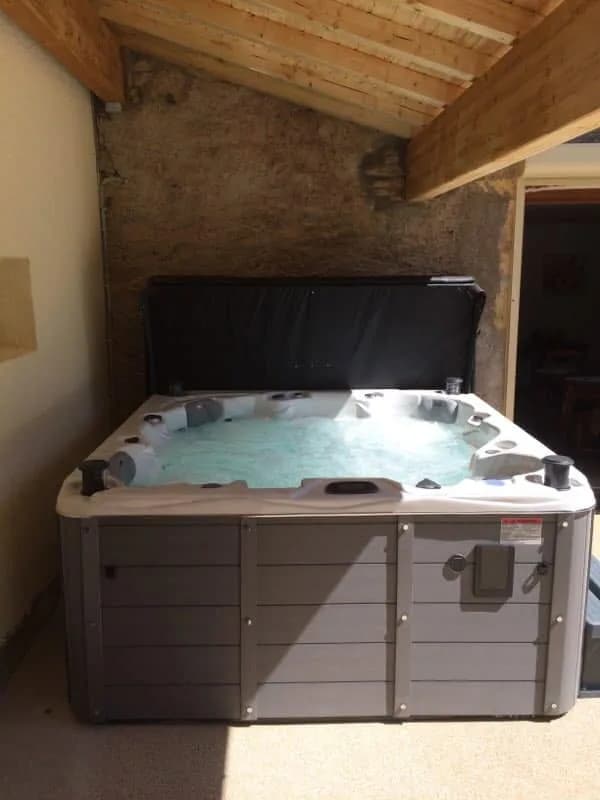 Installation d'un spa Québec Full option dans l'Ain, sous un abri en bois, avec marchepied