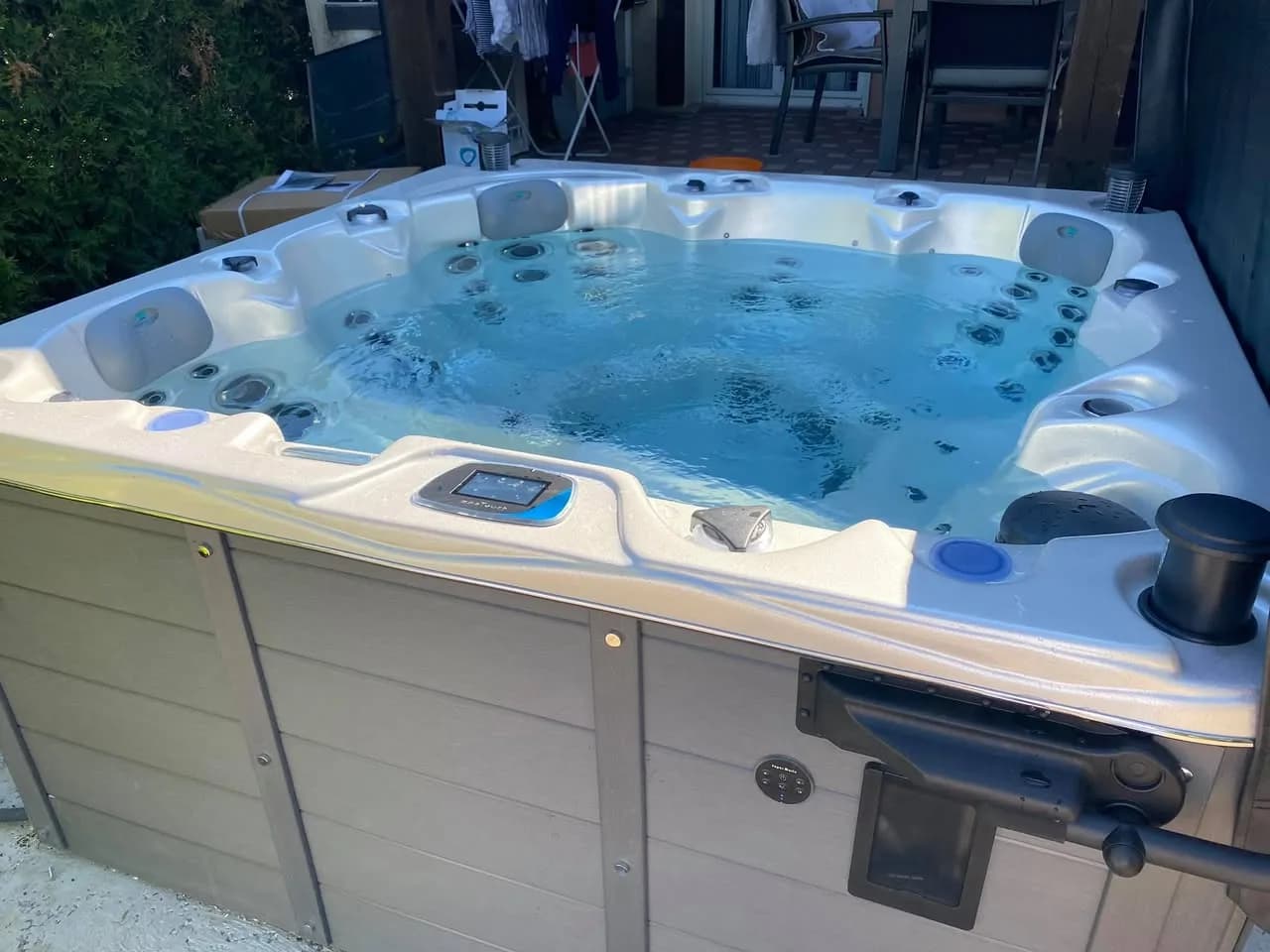 Installation d'un spa Québec Full option à Étueffont, cuve blanche et tablier gris