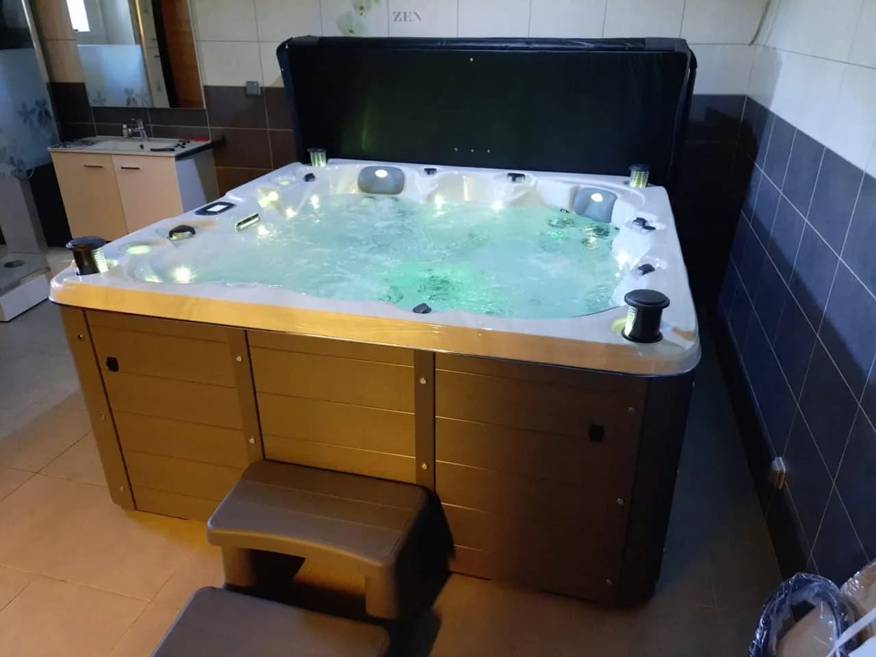 Installation d'un spa Québec Full option à Merxheim, dans une pièce carrelée, éclairage LED