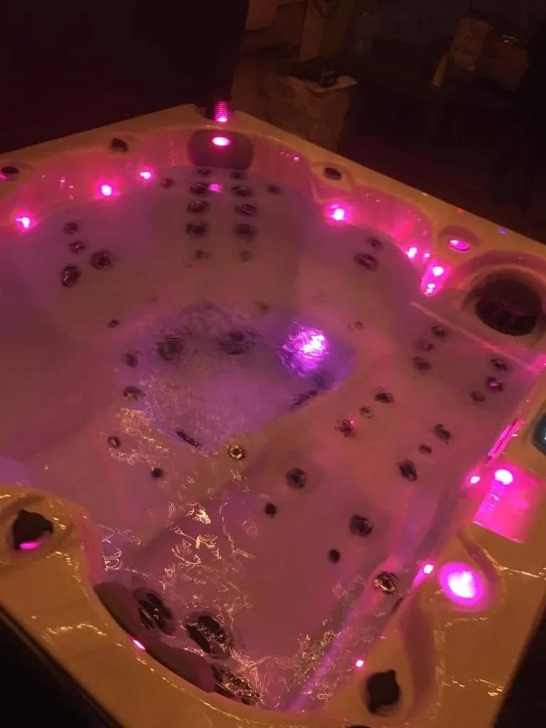 Installation d'un spa Québec Full option à Saint-Pierre-d'Albigny, éclairage LED allumé