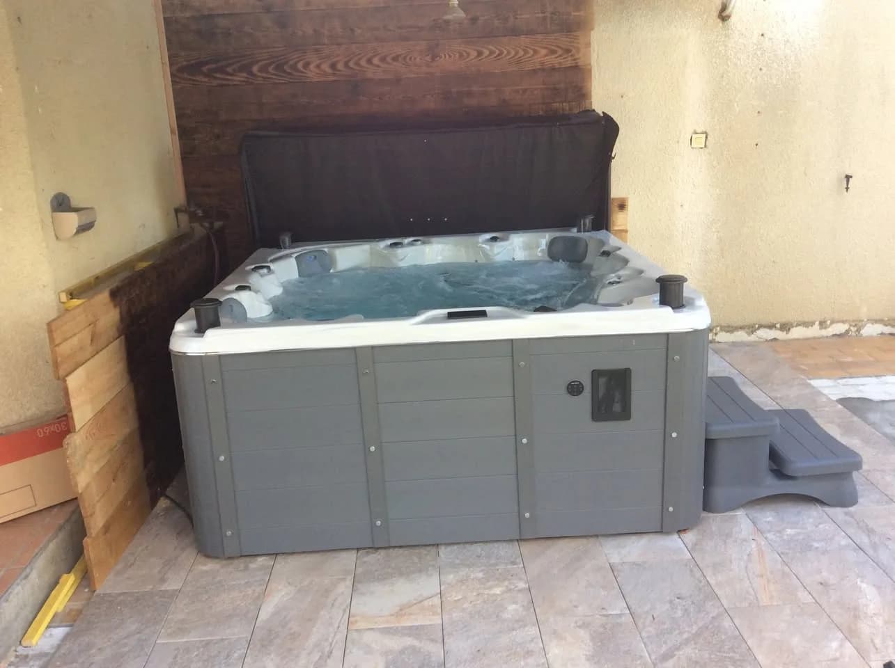 Installation d'un spa Québec Full option à Sainte-Livrade-sur-Lot, sous un auvent, sur un sol carrelé