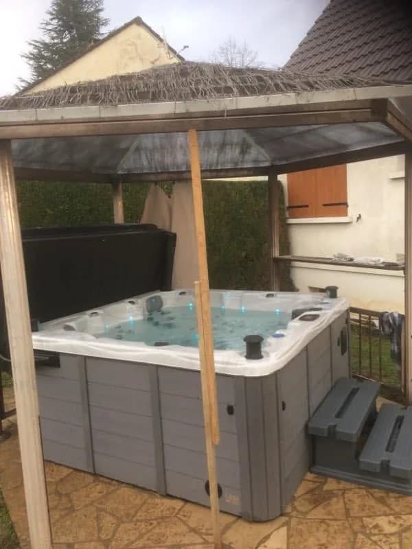 Installation d'un spa Québec Full option à Sens, sous une pergola en bois, avec marchepied