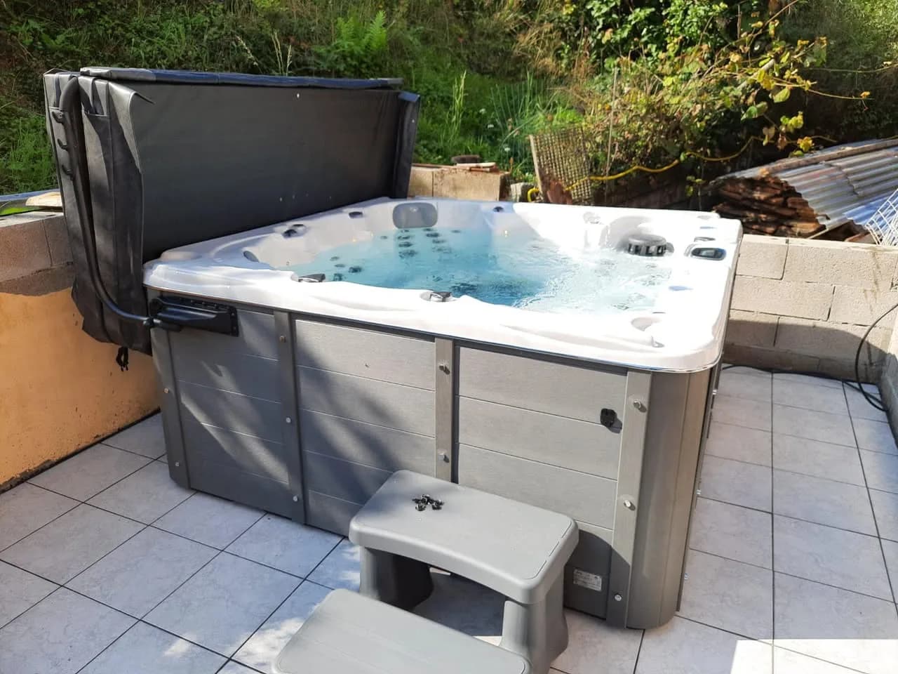 Installation d'un spa Québec à Malmerspach, sur une terrasse carrelée, marchepied