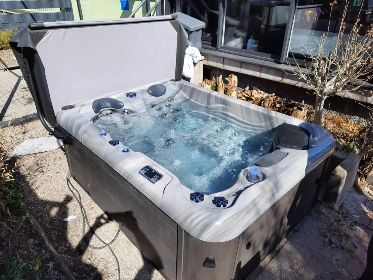Installation d'un spa RC5 dans le Bas-Rhin, sur une terrasse, lève-couverture