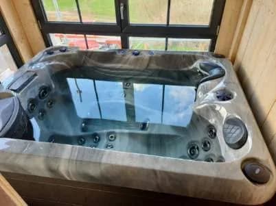 Installation d'un spa RC5 dans le Doubs, au premier étage, dans une pièce vitrée