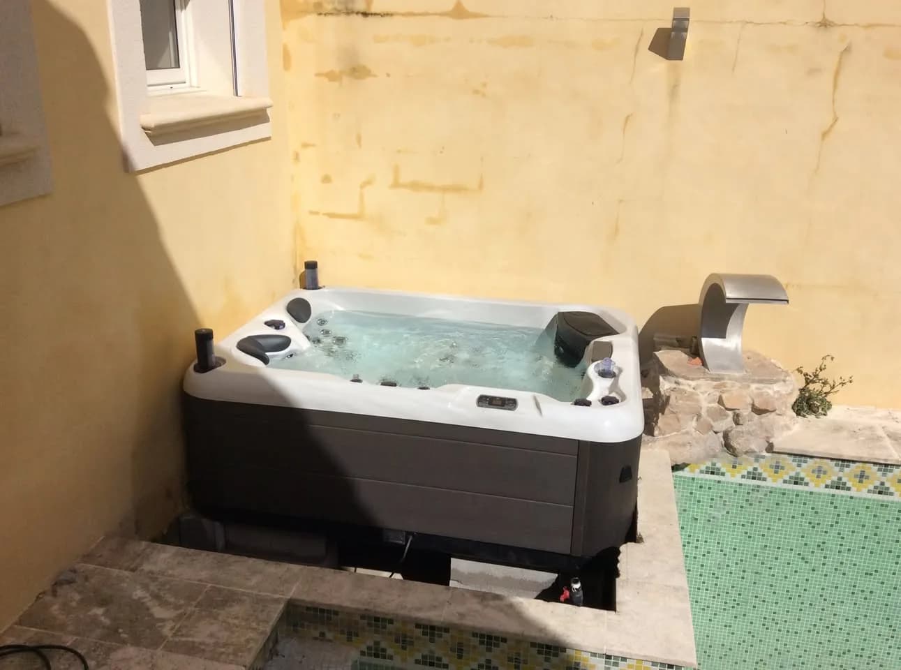 Installation d'un spa RC5 Full option à Carpentras, en semi-encastré au bord d'un bassin en mosaïque