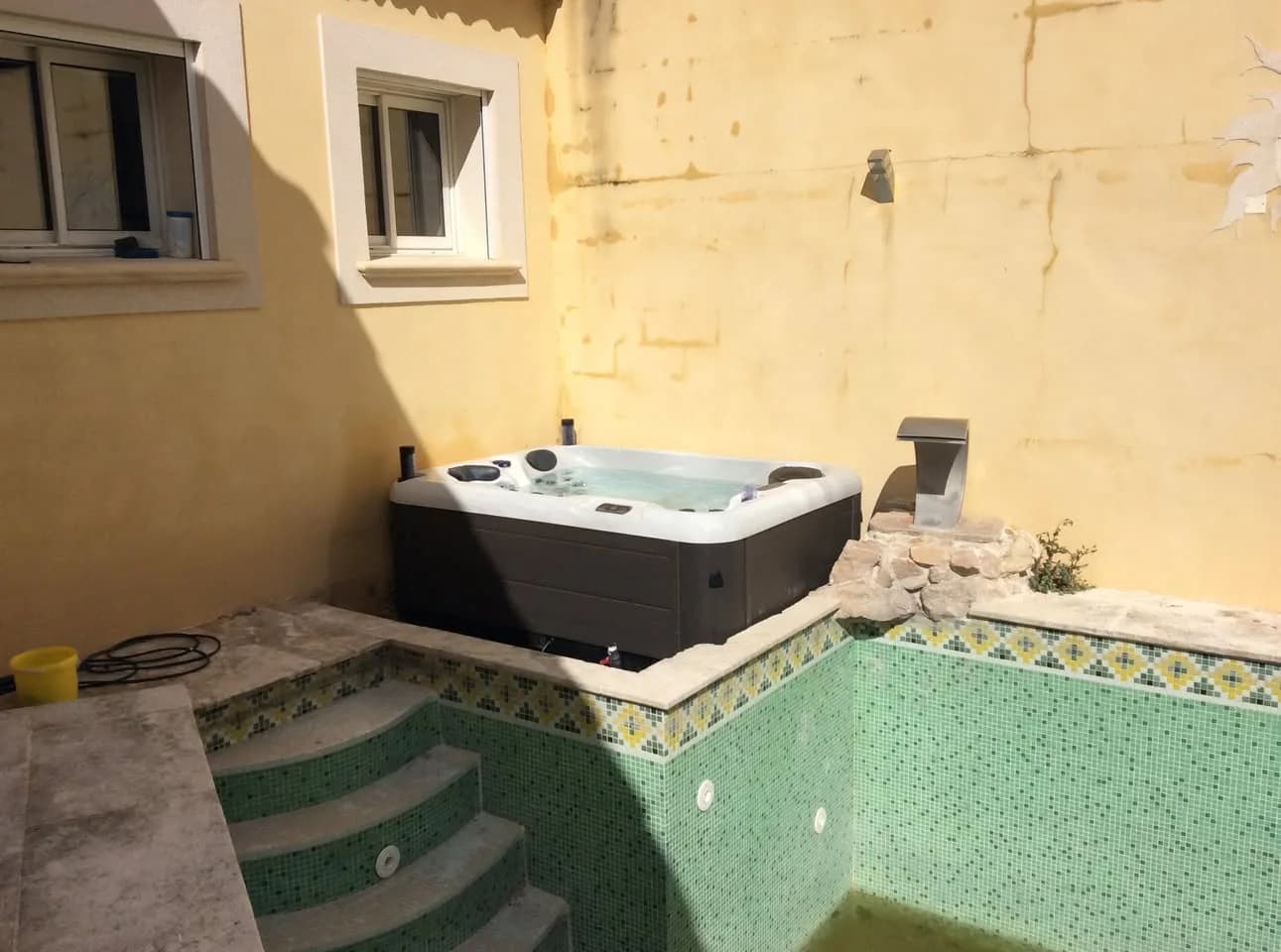 Installation d'un spa RC5 Full option à Carpentras, autre vue du chantier