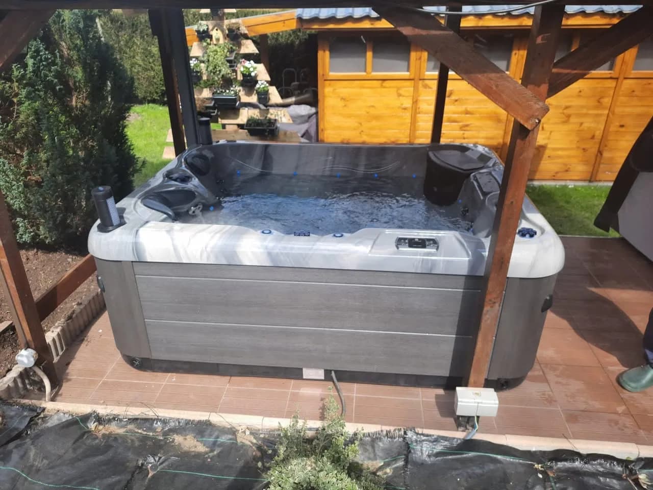 Installation d'un spa RC5 Full option dans le Haut-Rhin, sous une pergola en bois