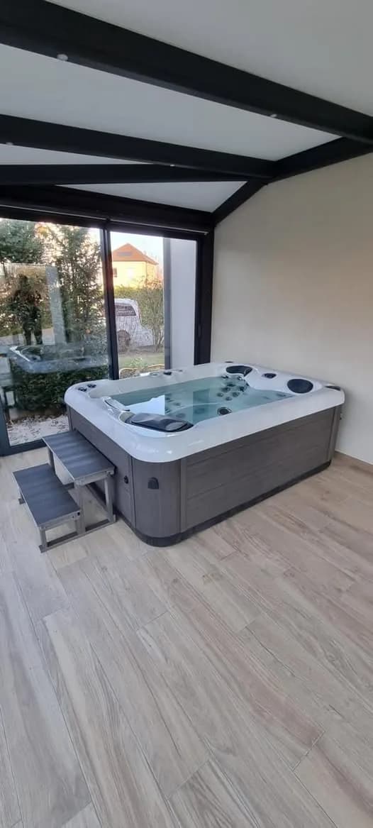 Installation d'un spa RC5 à Issenheim, sous une véranda, marchepied