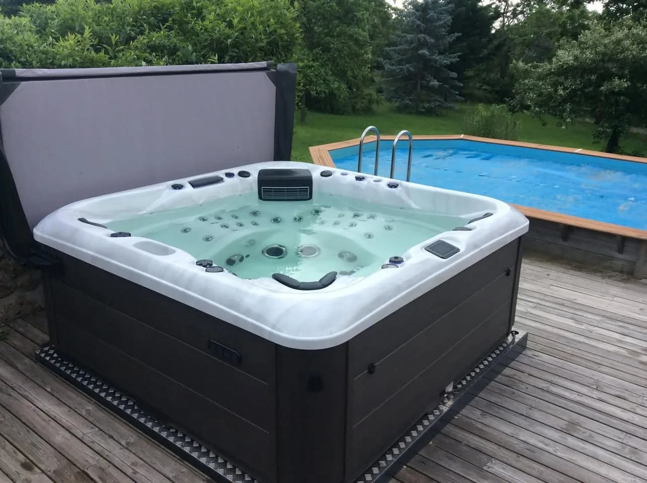 Installation d'un spa RC7 Full option à Bourg Andéol, sur une terrasse en bois face aux collines