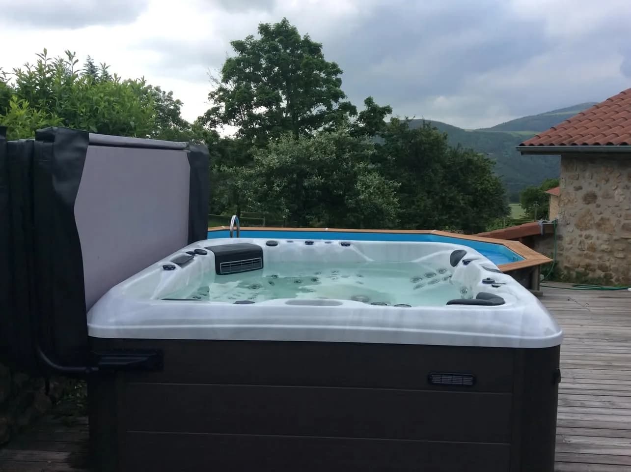 Installation d'un spa RC7 Full option à Bourg Andéol, autre vue du chantier