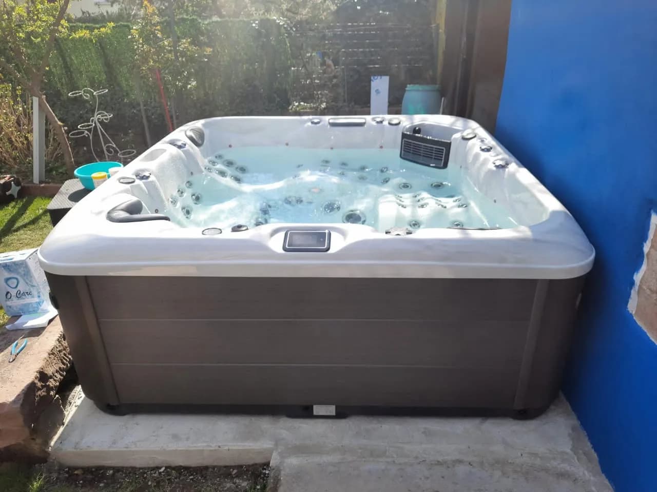 Installation d'un spa RC7 Full option à Buhl, sur une dalle dans un jardin