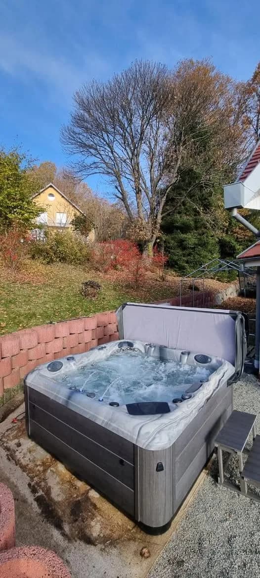 Installation d'un spa RC7 Full option à Rougemont-le-Château, dans un jardin