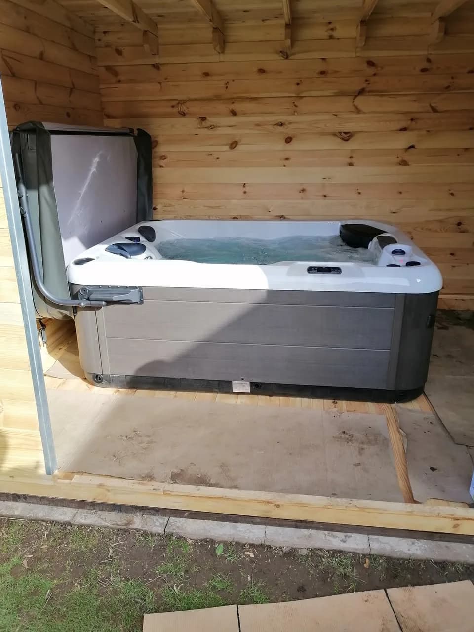 Installation d'un spa RC7 Full option à Sélestat, dans un abri en bois, lève-couverture