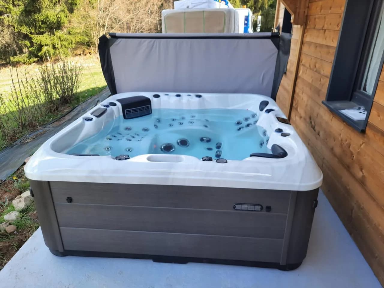 Installation d'un spa RC7 à Gérardmer, autre vue du chantier