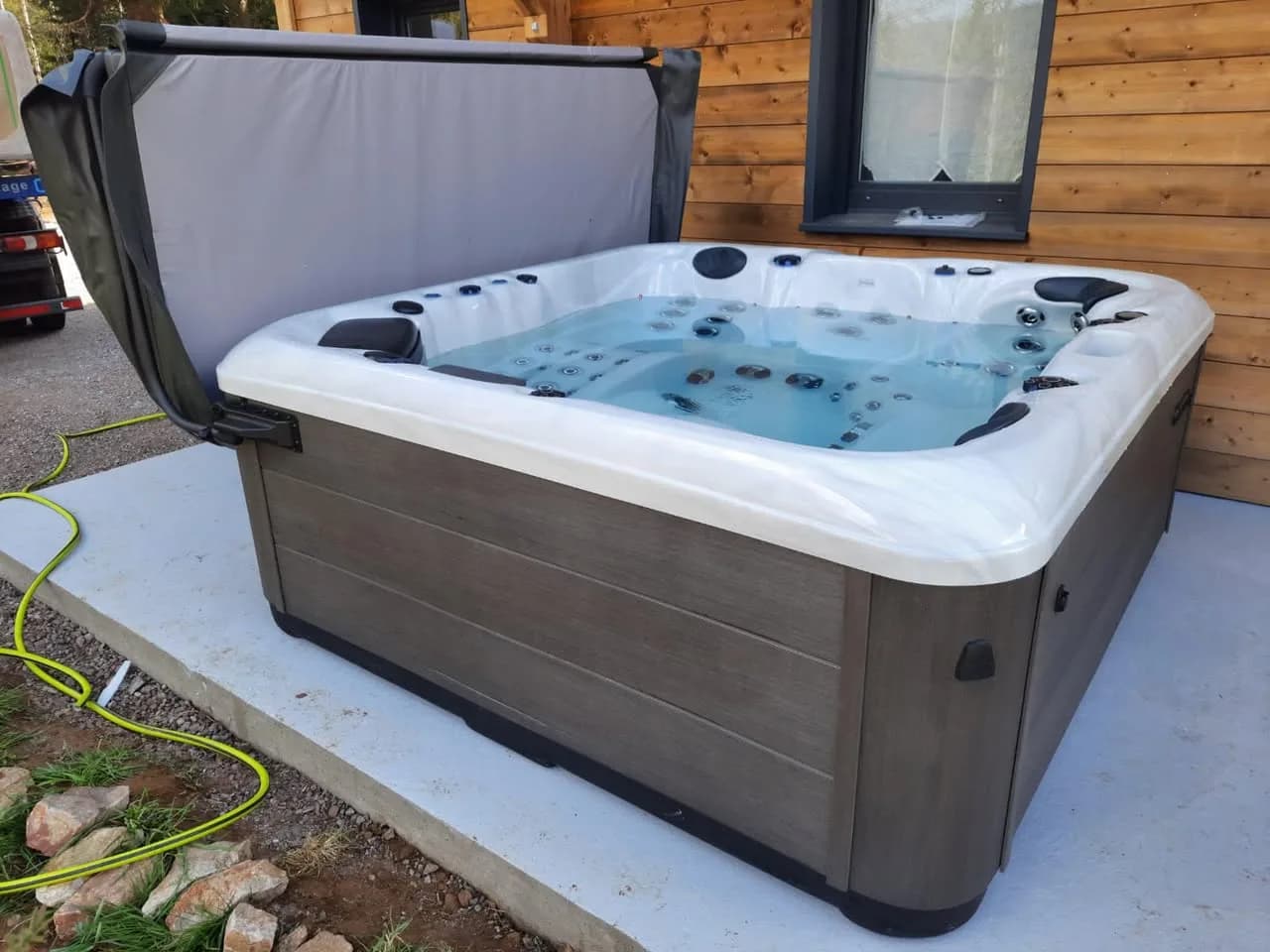 Installation d'un spa RC7 à Gérardmer, autre vue du chantier