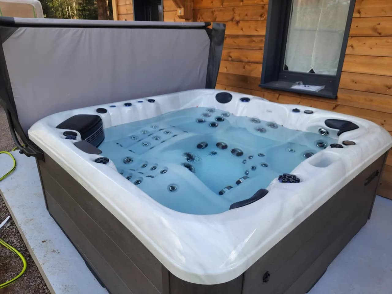 Installation d'un spa RC7 à Gérardmer, autre vue du chantier