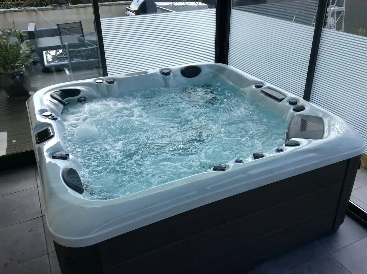 Installation d'un spa RC7 à Heilly, dans une pièce vitrée