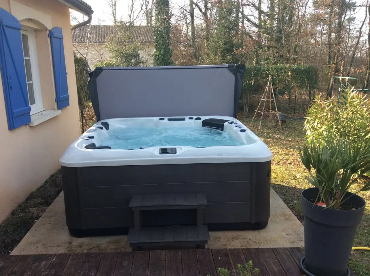 Installation d'un spa RC7 à Mensignac, autre vue du chantier