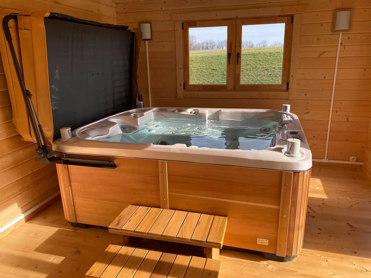 Installation d'un spa Rødberg à Faverois, dans un abri en bois, tablier en cèdre