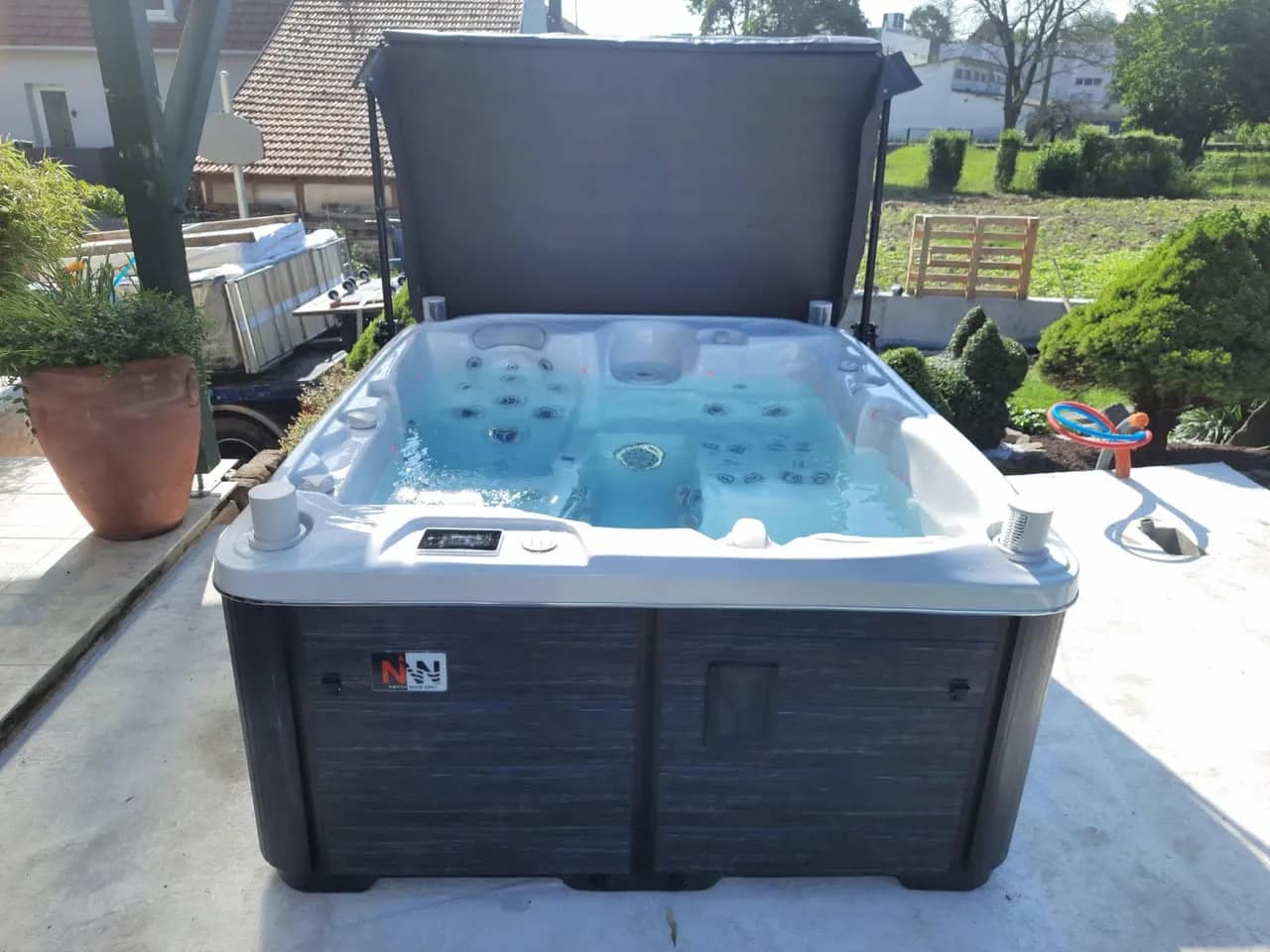 Installation d'un spa Rødberg Full option à Bouxwiller, sur une dalle béton, lève-couverture